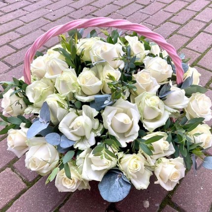 корзина с белыми розами - купить с доставкой в Красноярске