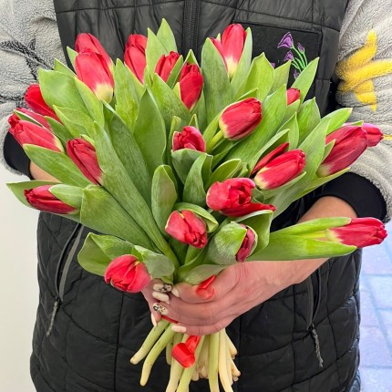 Букет красных тюльпанов на 8 марта с доставкой в Красноярске