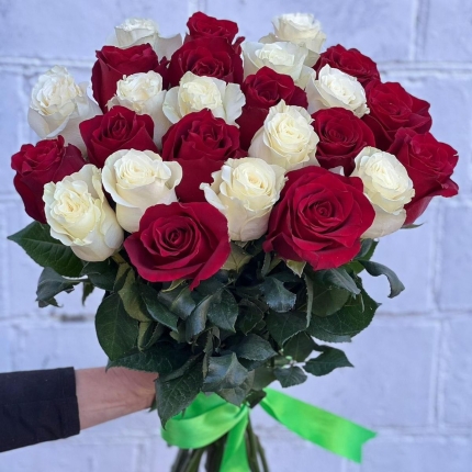 Букет «Баланс» из красных и белых роз - купить с доставкой в Красноярске