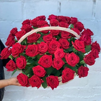 Корзинка "Моей королеве" из красных роз с доставкой в Красноярске