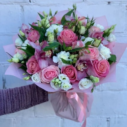 Букет из розовых роз и орхидей "Нежность" - доставка в Красноярске