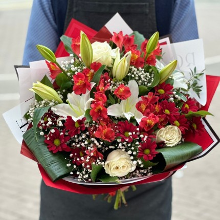 Букет "Вальс" из роз, хризантем и лилии с доставкой в Красноярске