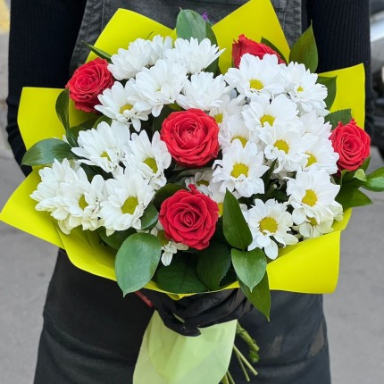 Букет с розами и хризантемами "Волшебство" - заказ с достакой с доставкой в Красноярске