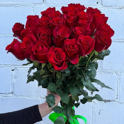 Букет из красных роз  с доставкой по городу  в Красноярске